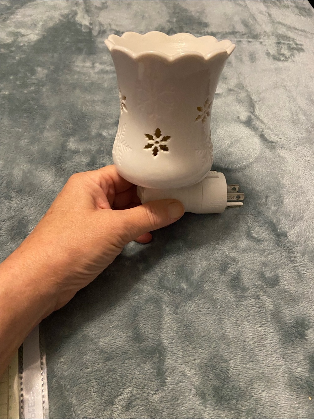 Scentsy White Ceramic Plug-In Warmer with Floral Cutouts